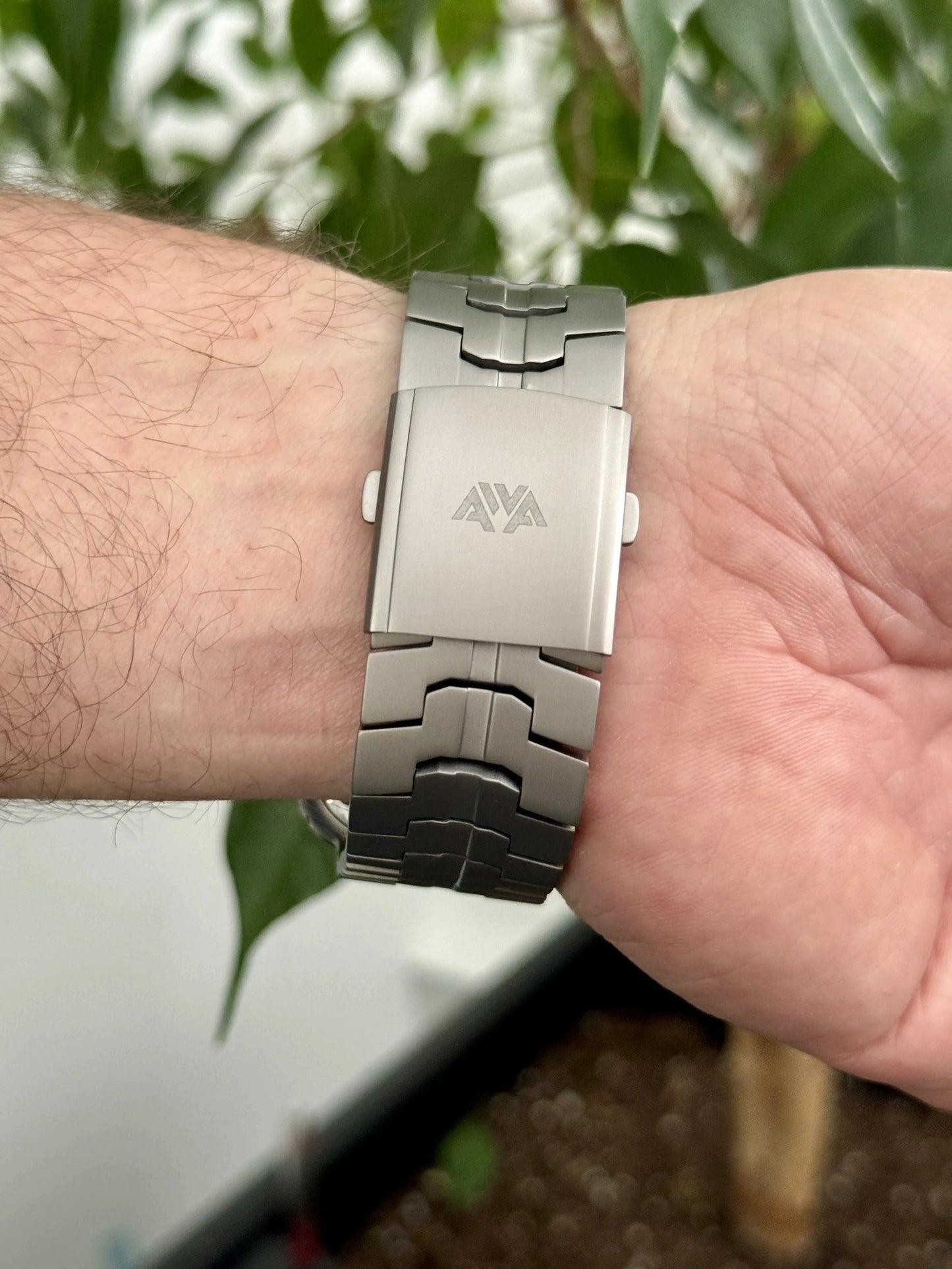 Elegantes Titan Apple Watch Armband von A-Watch-Armband am Handgelenk, moderner Verschluss