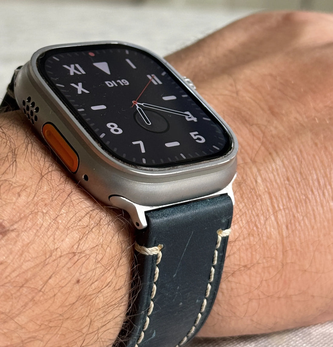 Apple Watch mit blauem Rindslederarmband, Nahaufnahme, hochwertiges Leder von A-Watch-Armband