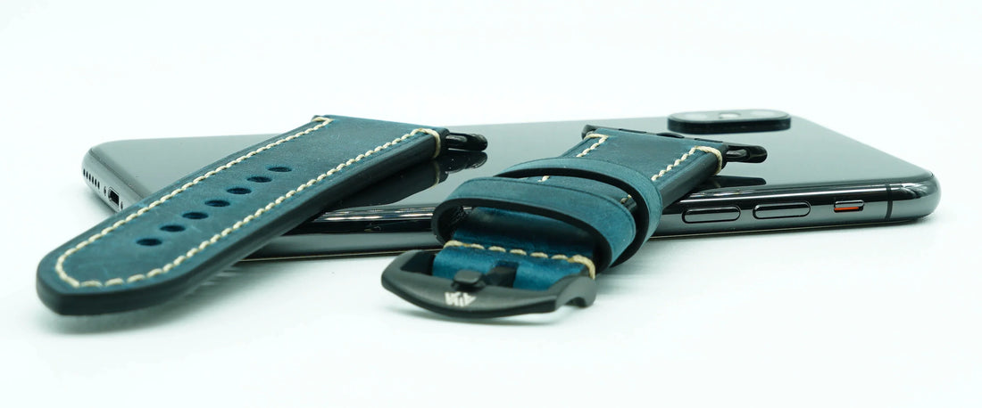 Blaues Apple Watch Rindslederarmband im Crazy Horse Stil auf schwarzem Smartphone, A-Watch-Armband