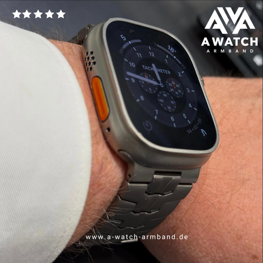 Apple Watch Ultra mit silbernem Metallarmband am Handgelenk, A-Watch-Armband Branding