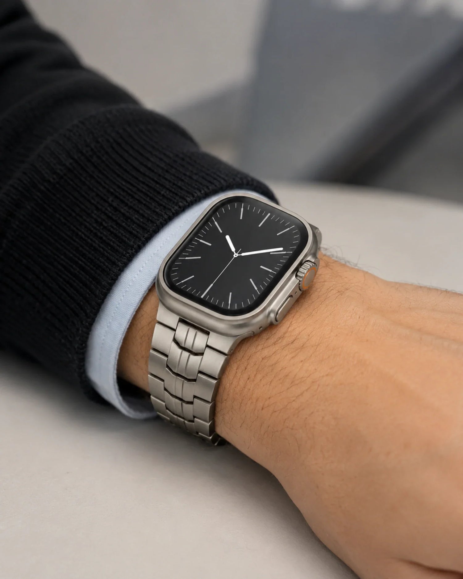 Apple Watch mit silbernem Gliederarmband am Handgelenk, Nahaufnahme, modern und stilvoll