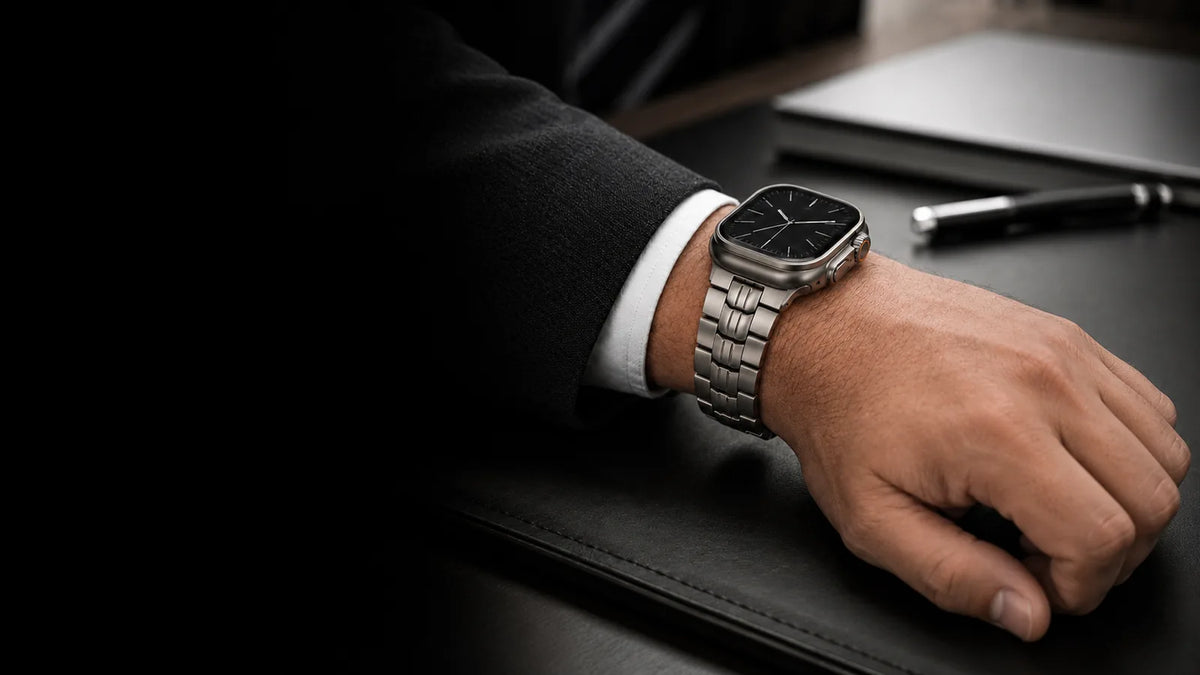 Apple Watch mit Kurpfalz Titan Armband am Handgelenk
