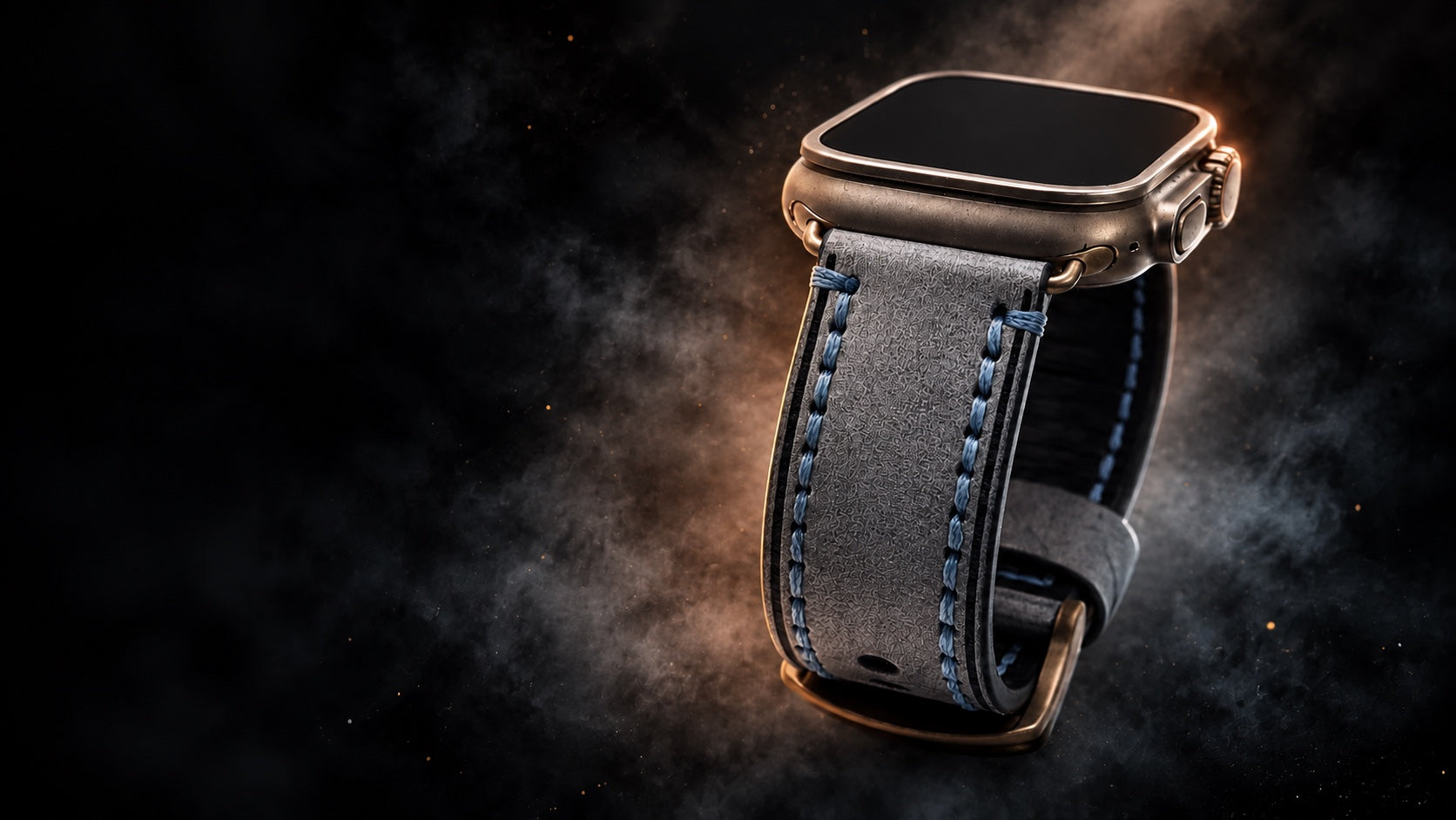 Apple Watch mit Kurpfalz-Vintage-Lederarmband und blauen Nähten vor dunklem Hintergrund.
