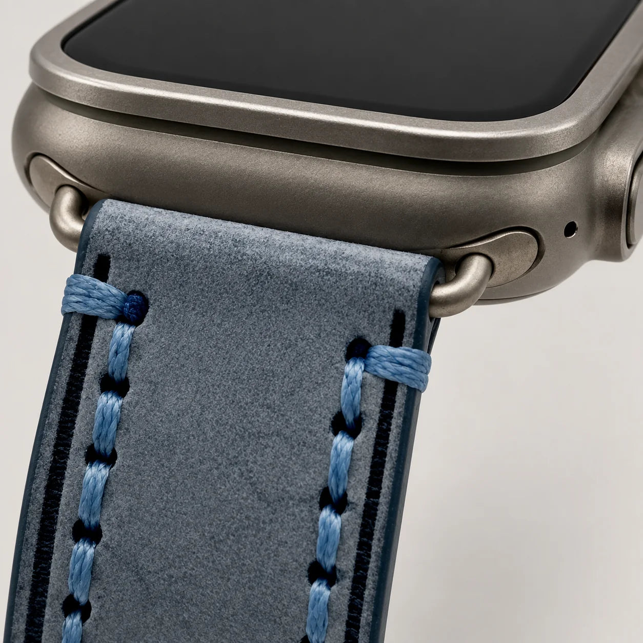 Nahaufnahme des Connectors und der blauen Naht am blauen Kurpfalz Vintage Lederarmband