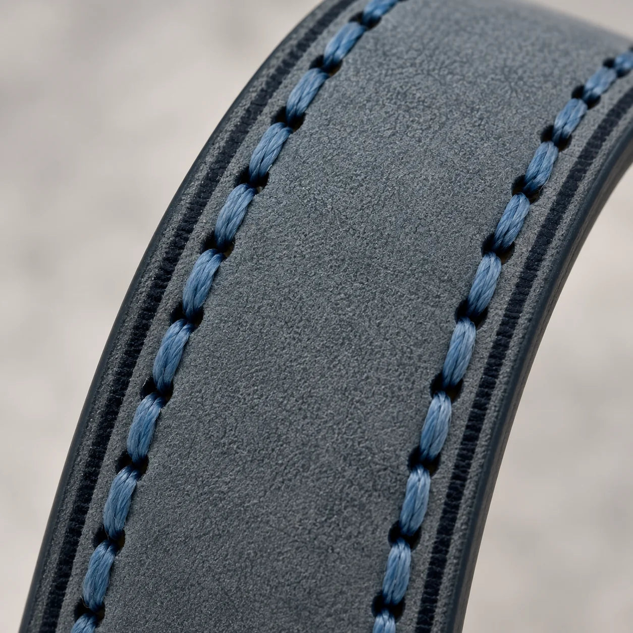Detailansicht der blauen Vintage-Lederoberfläche und der blauen Naht