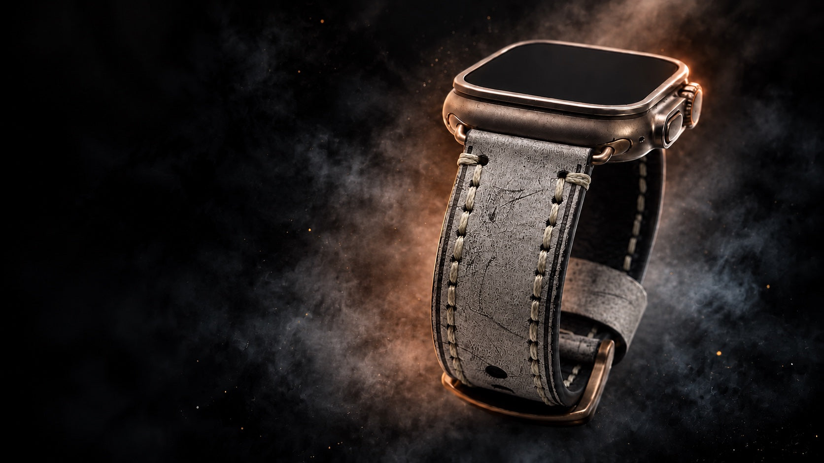 Apple Watch mit grauschwarzem Kurpfalz-Vintage-Lederarmband und hellen Nähten vor dunklem Hintergrund.