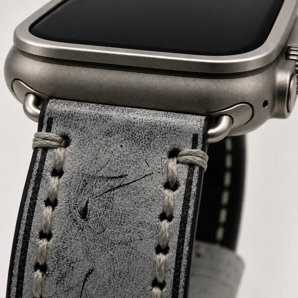 Nahaufnahme des Connectors und der hellen Naht am schwarzen Kurpfalz Vintage Lederarmband