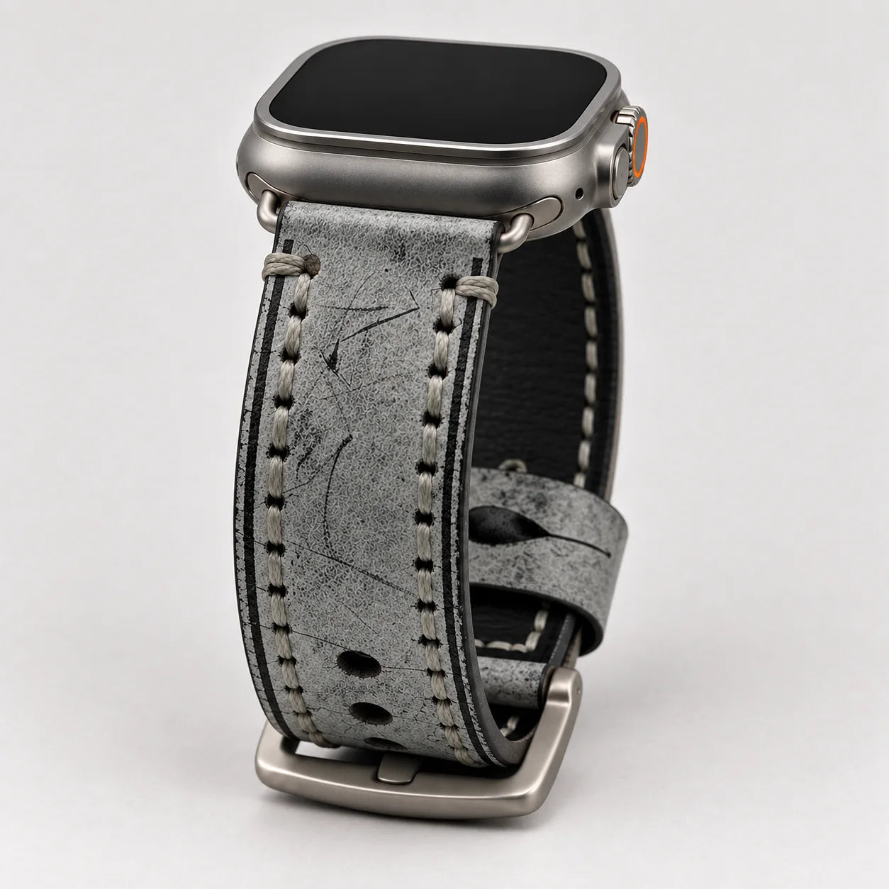 Schwarzes Kurpfalz Vintage Lederarmband stehend an einer Apple Watch Ultra