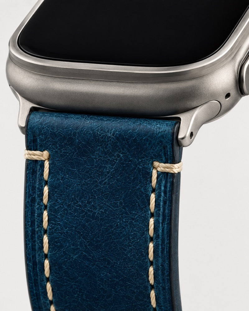 Nahaufnahme des silbernen Connectors am blauen Mannheim Lederarmband