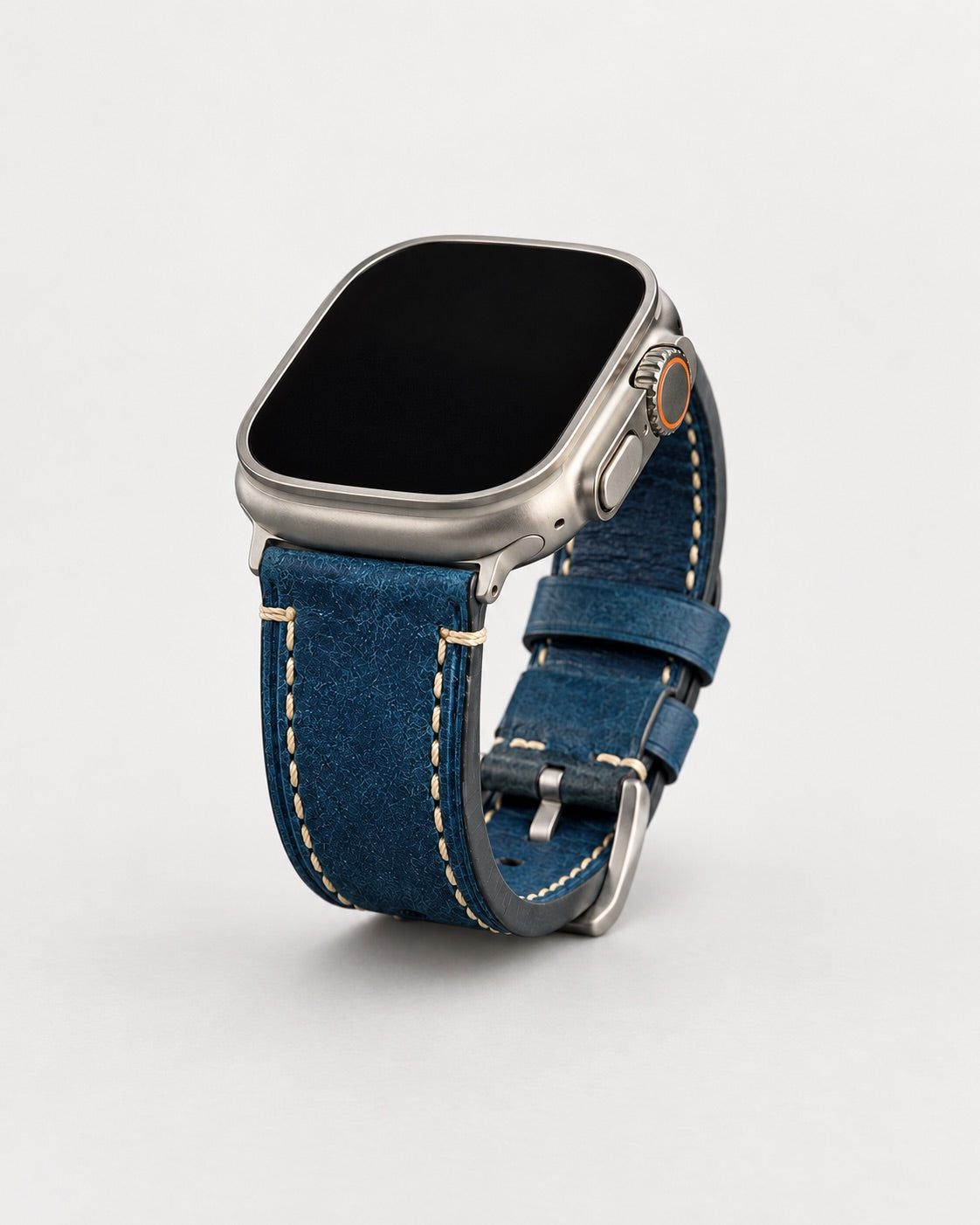 Blaues Mannheim Lederarmband an einer Apple Watch Ultra mit silbernem Connector