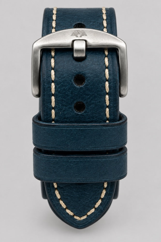 Nahaufnahme der silbernen Schließe und hellen Naht des blauen Mannheim Lederarmbands