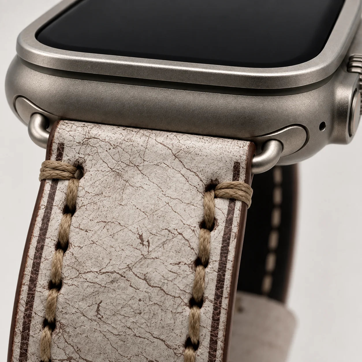 Nahaufnahme des Connectors und der braunen Naht am braunen Kurpfalz Vintage Lederarmband