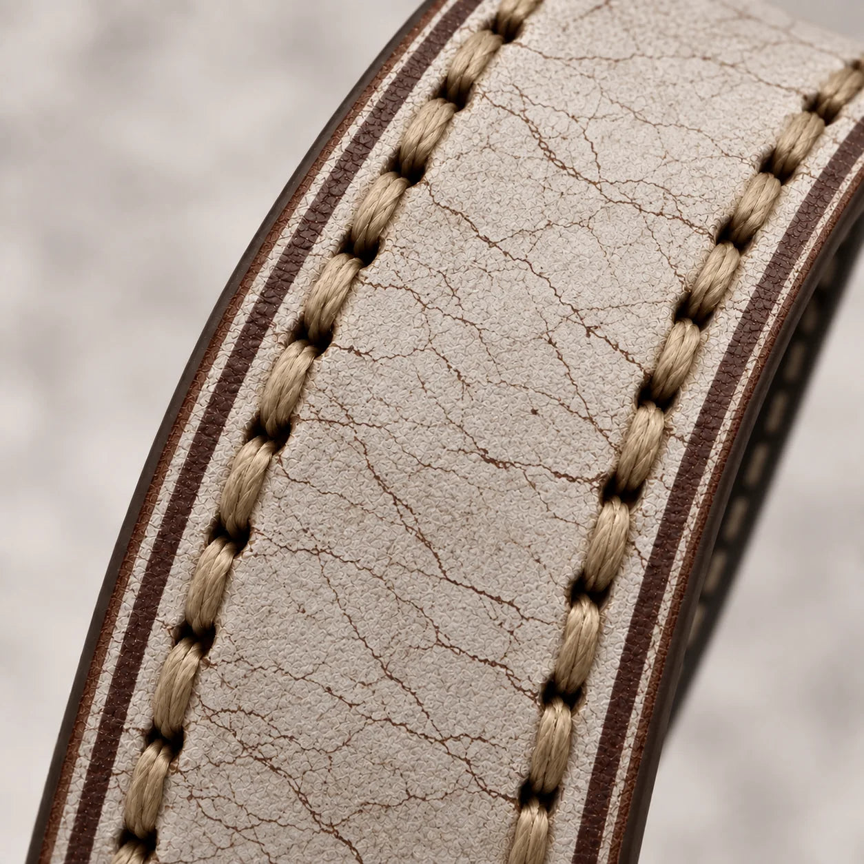 Detailansicht der braunen Vintage-Lederoberfläche und der braunen Naht