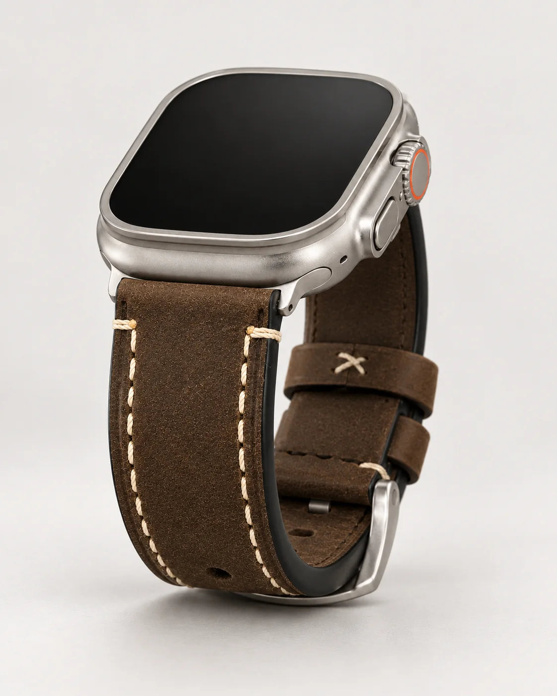 Braunes Kurpfalz Lederarmband stehend an einer Apple Watch Ultra