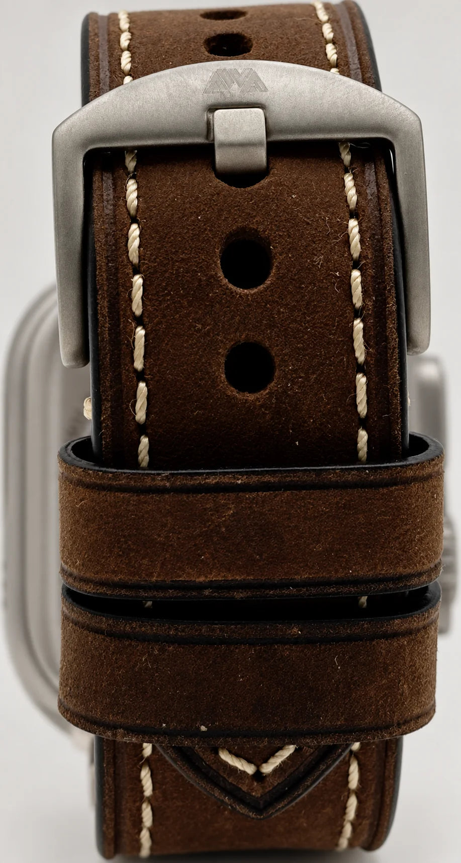 Nahaufnahme der silbernen Schließe am braunen Kurpfalz Lederarmband