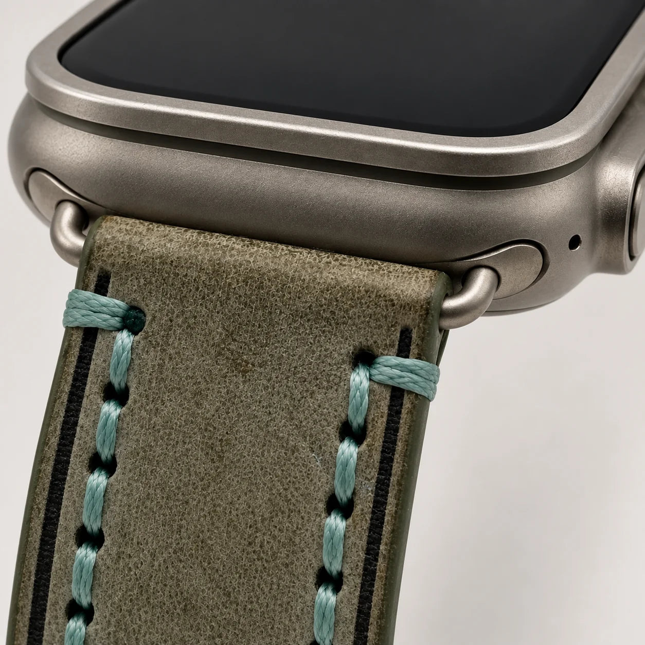 Nahaufnahme des Connectors und der türkisfarbenen Naht am grünen Kurpfalz Vintage Lederarmband
