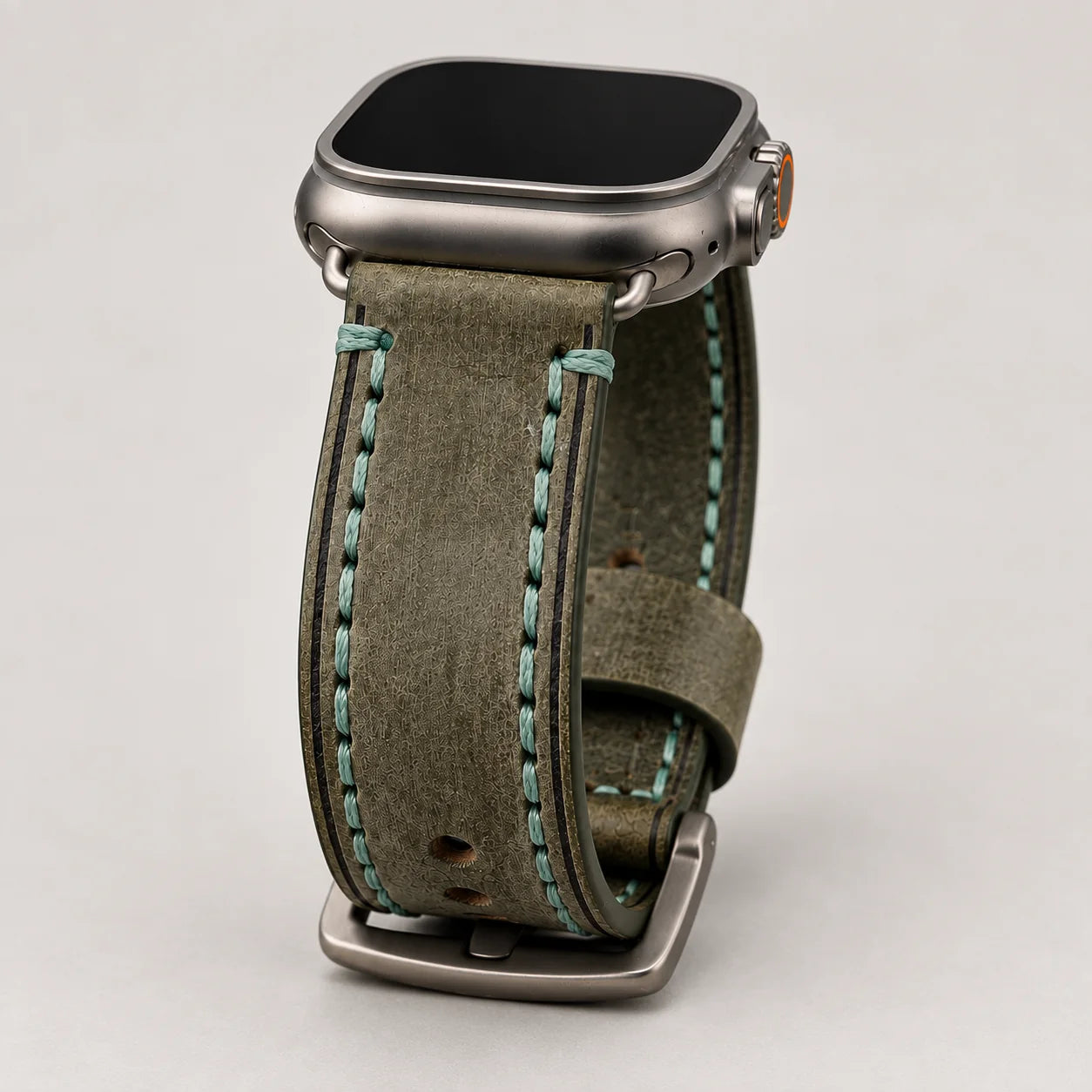 Grünes Kurpfalz Vintage Lederarmband stehend an einer Apple Watch Ultra
