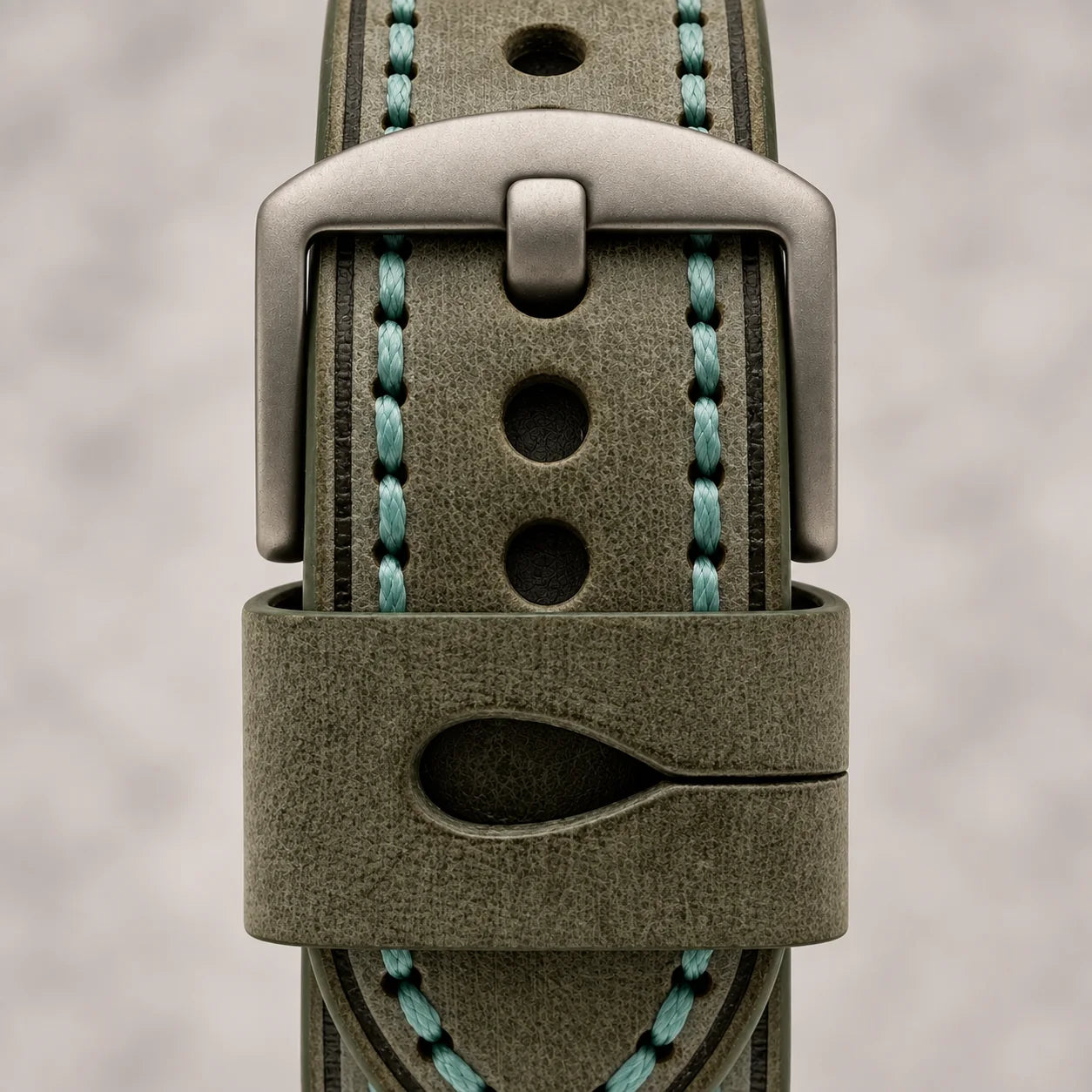 Nahaufnahme der Schließe am grünen Kurpfalz Vintage Lederarmband