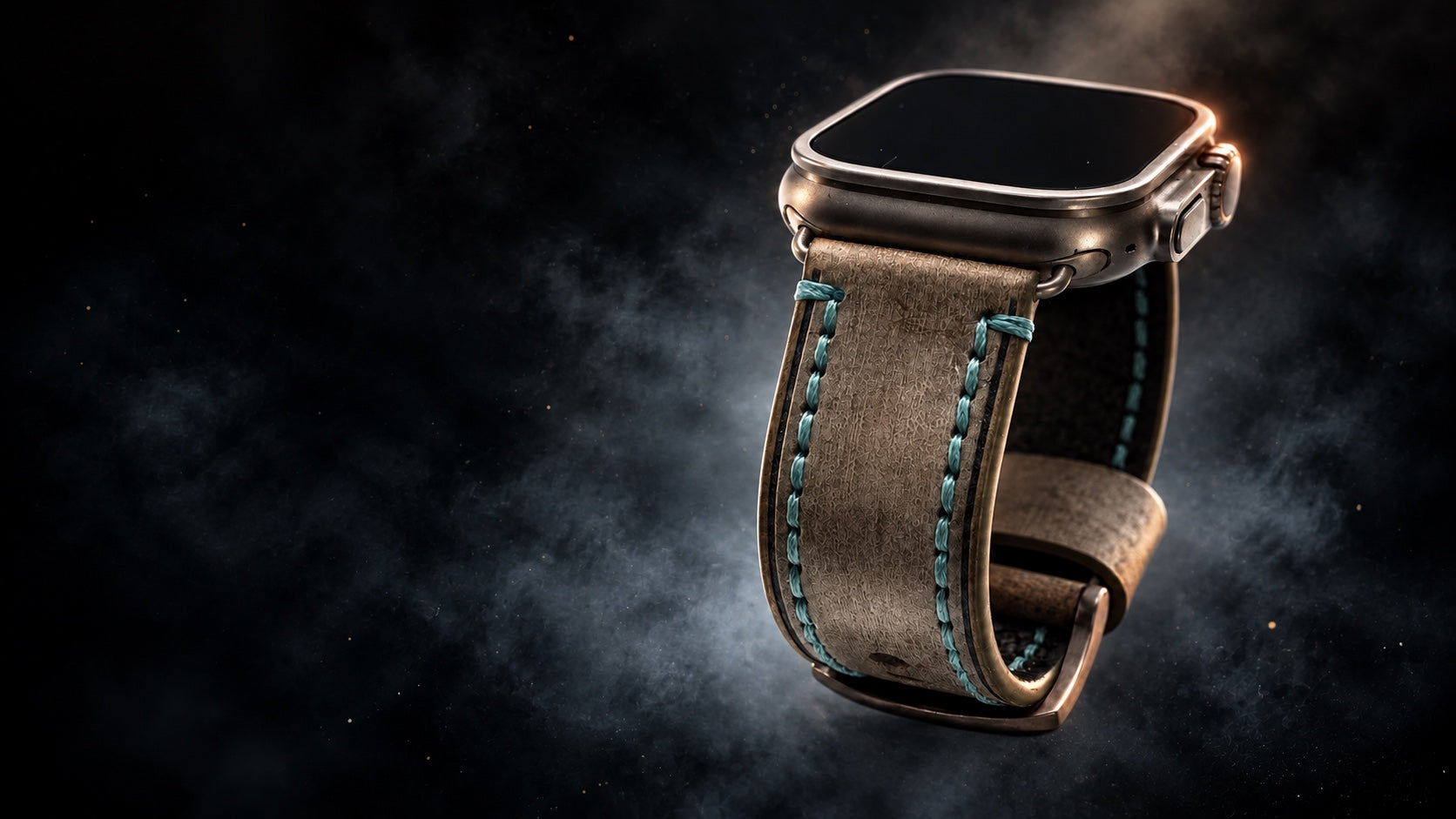 Apple Watch mit Kurpfalz-Vintage-Lederarmband und türkisgrünen Nähten vor dunklem Hintergrund.
