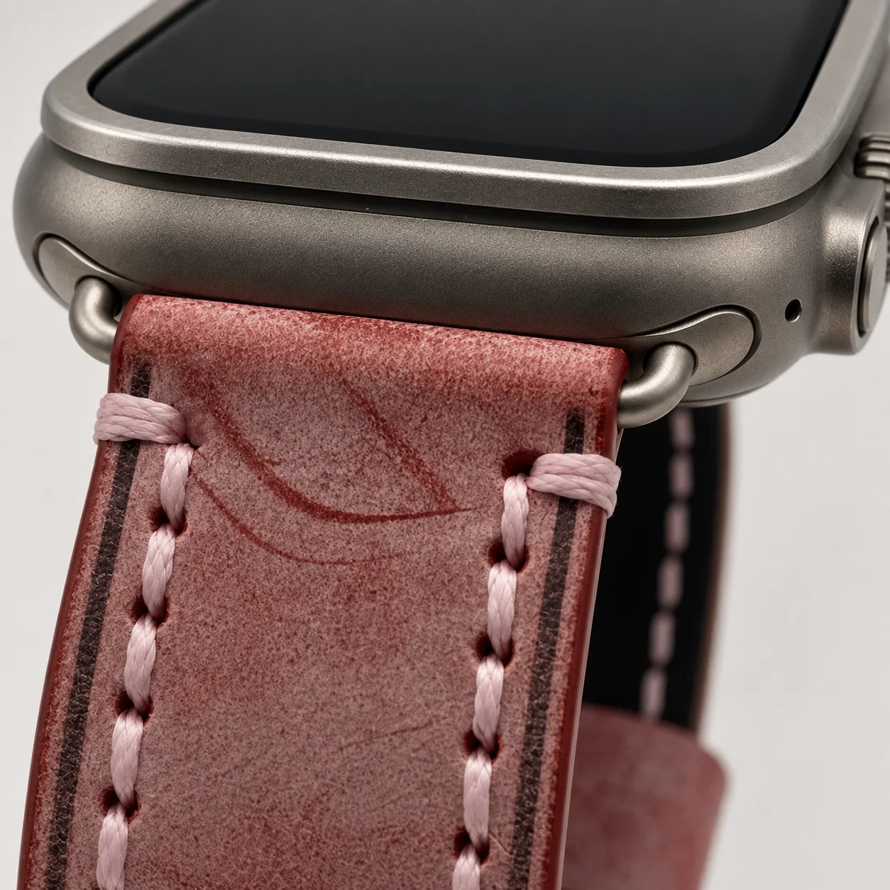 Nahaufnahme des Connectors und der rosafarbenen Naht am roten Kurpfalz Vintage Lederarmband
