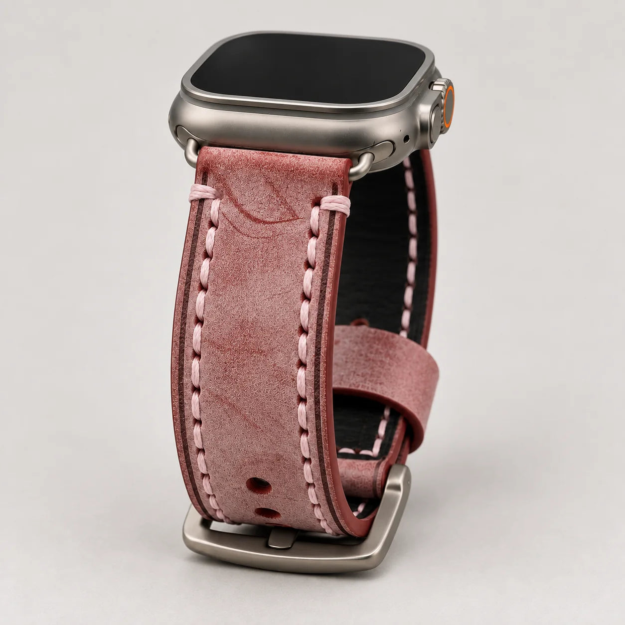 Rotes Kurpfalz Vintage Lederarmband stehend an einer Apple Watch Ultra