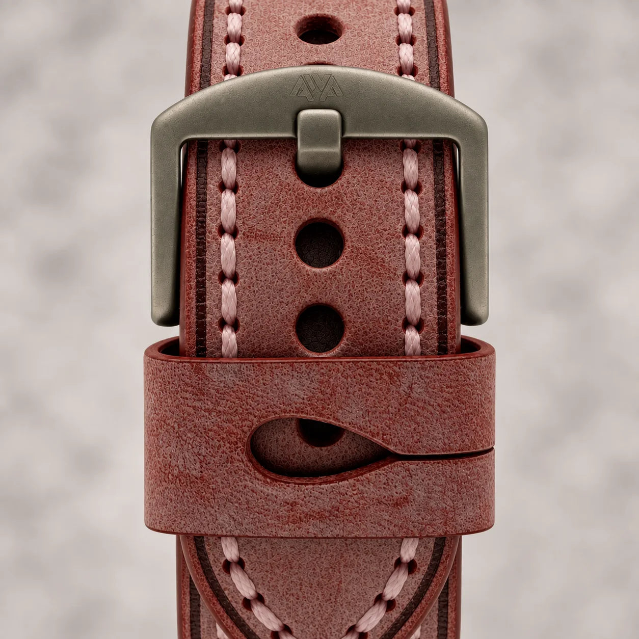 Nahaufnahme der Schließe am roten Kurpfalz Vintage Lederarmband